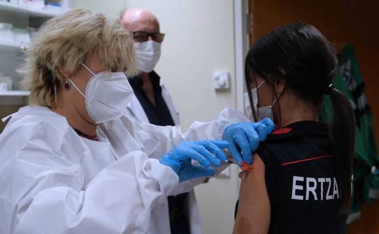 Arranca la vacunación de los 4.500 ertzainas que trabajan en primera línea de riesgo