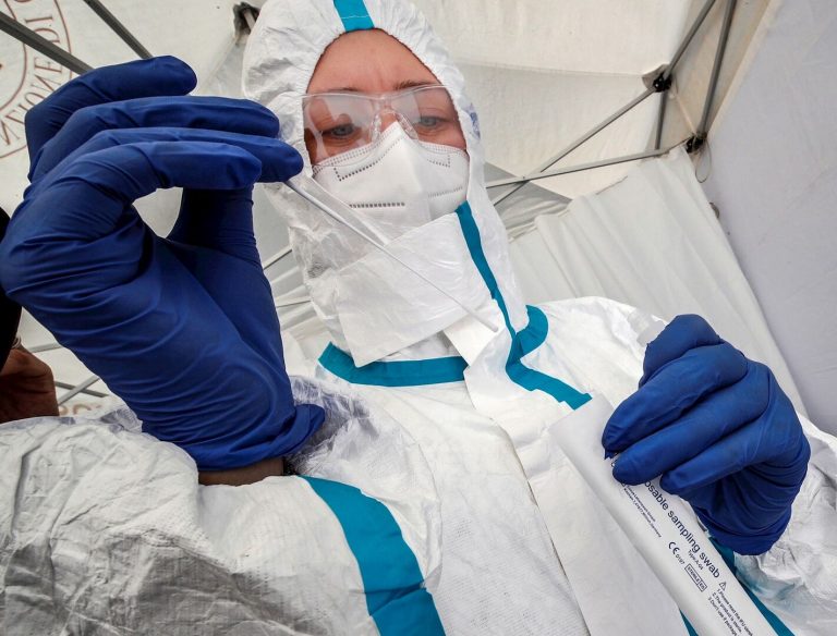 ECDC avisa de que la variante británica puede causar una infección grave