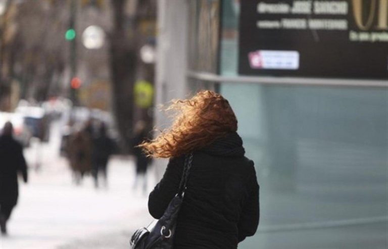 El viento vuelca un muro en La Nucía y varios camiones en Font de la Figuera