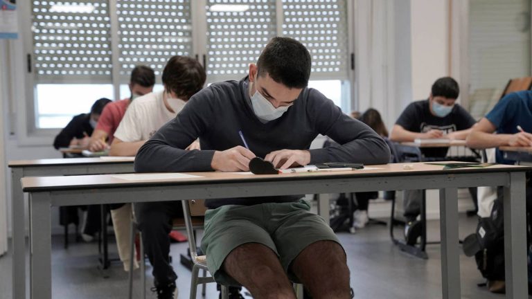 Sánchez destaca que hay «solo un 0,7%» de incidencia del virus en las aulas españolas