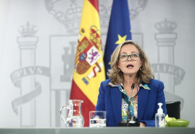 Calviño espera el pasaporte de vacunación antes de verano y pide «enorme prudencia» con Semana Santa