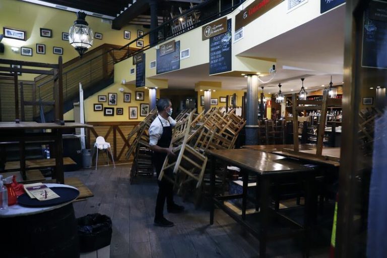 La contracción del sector servicios lastra la recuperación de las empresas españolas
