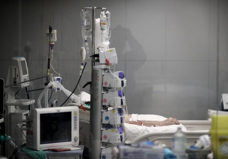 Descienden el número de ingresados y el riesgo de rebrote en Cataluña