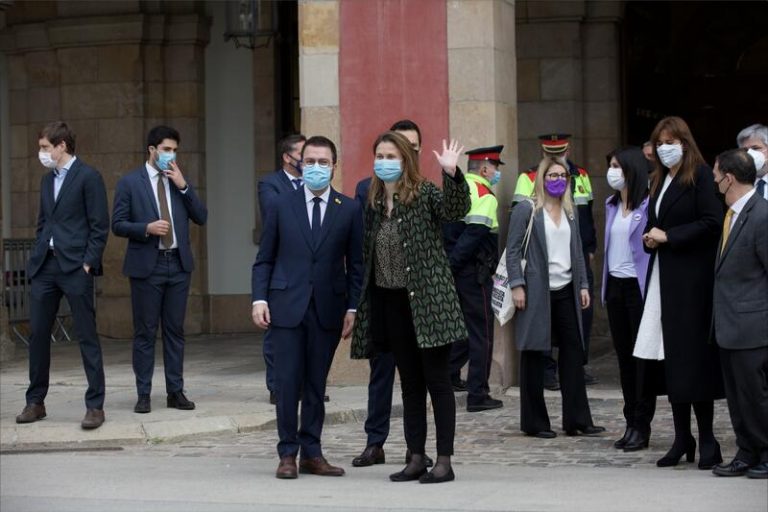 Meritxell Serret (ERC) llega al Parlament entre aplausos de los independentistas