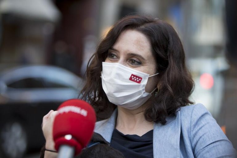 Ayuso ganaría las elecciones pero necesitaría a Cs para gobernar, según una encuesta