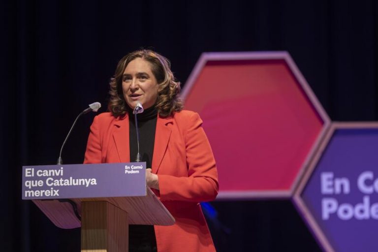 Colau cree que Ayuso «representa el neofascismo» y que definirse como tal debería ser delito