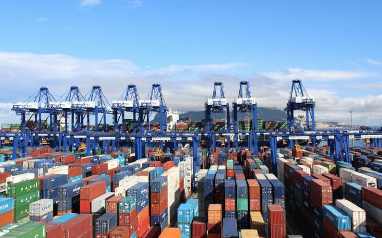 El sector servicios recorta su superávit un 14,1% a cierre de 2020 por la crisis del Covid