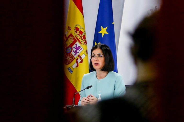 Más de la mitad de los españoles ve «insegura» la vacuna de AstraZeneca