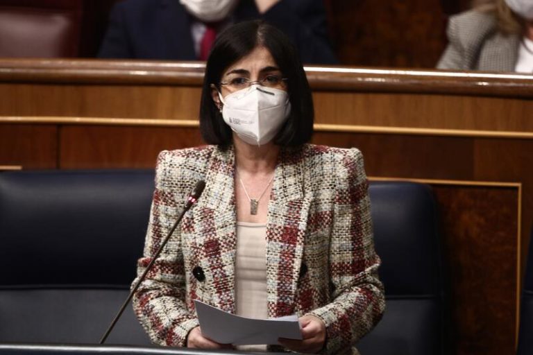 Darias niega la «desaparición» de 30.000 dosis y pide al PP que «se retracte públicamente»