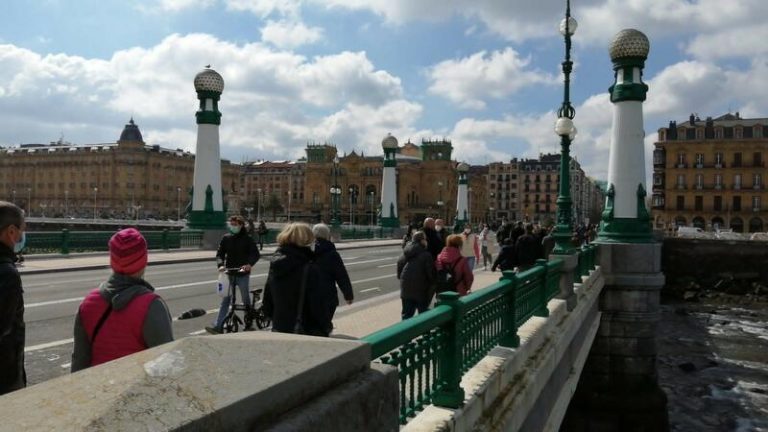 Euskadi propone confinamientos municipales si superan 400 casos por cada 100.000 habitantes