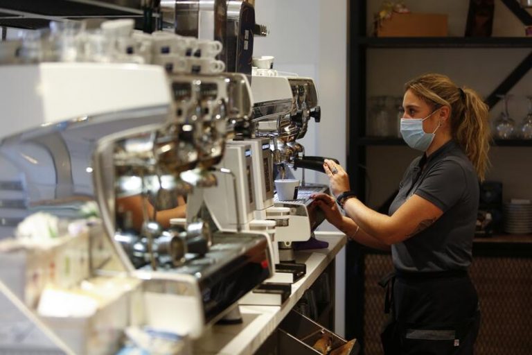 El declive del empleo poco cualificado supone el reto de reciclar a millones de trabajadores