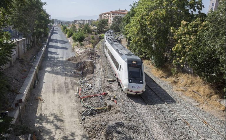 Ábalos sitúa la llegada del AVE a Almería antes de 2026 «aunque con mucho esfuerzo»