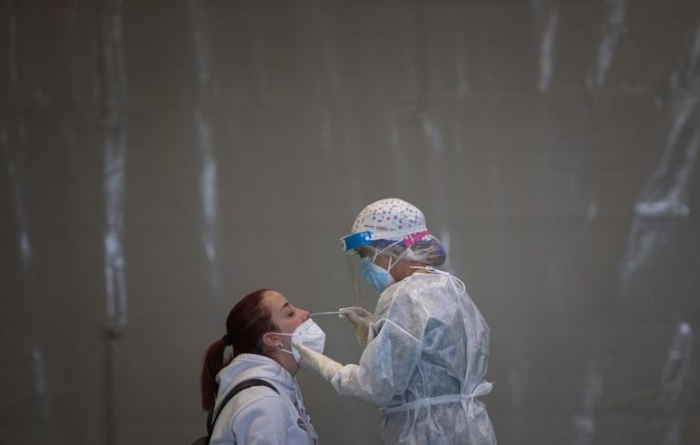 Andalucía suma 22 muertos y 1.032 casos, pero su tasa baja hasta 119,6