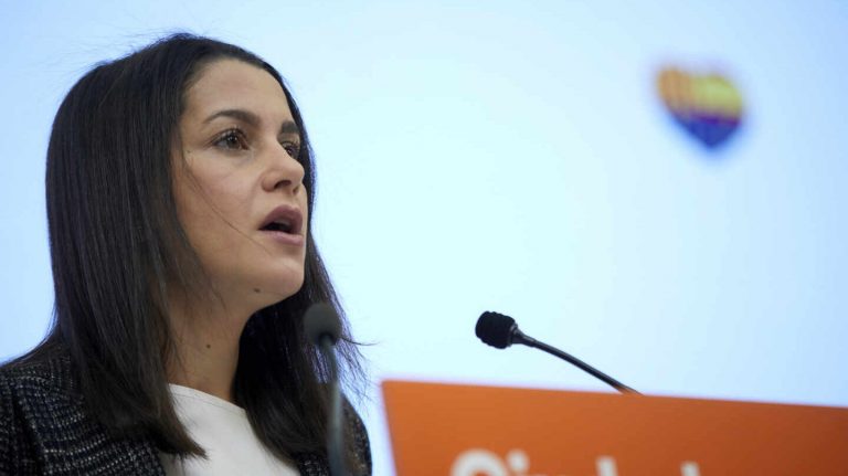 Arrimadas cuestiona a Sánchez las ayudas a Plus Ultra