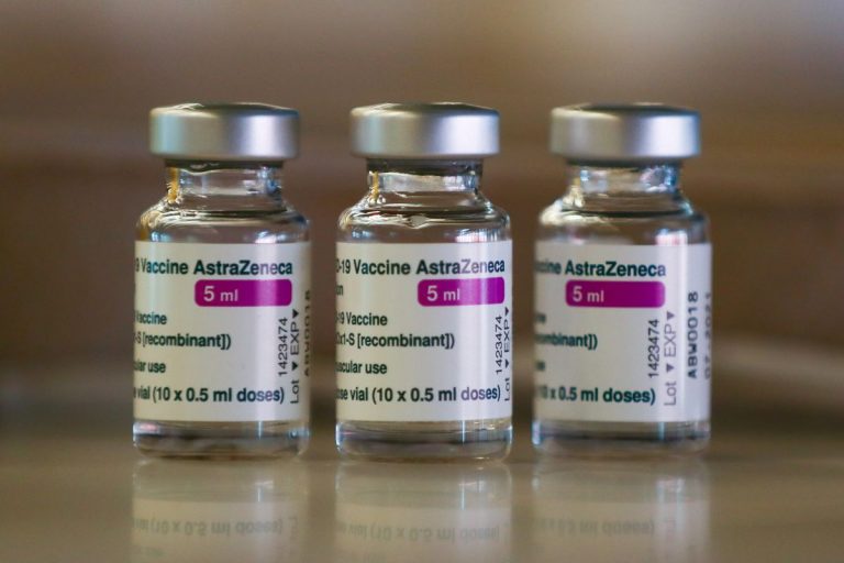 AstraZeneca reduce del 79 al 76% la eficacia de su vacuna contra la COVID-19