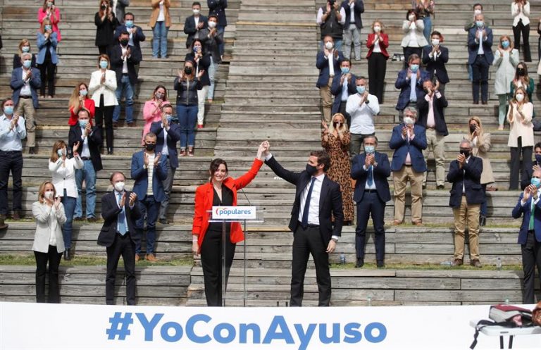 Casado pide una mayoría amplía para que Ayuso gobierne con «manos libres»