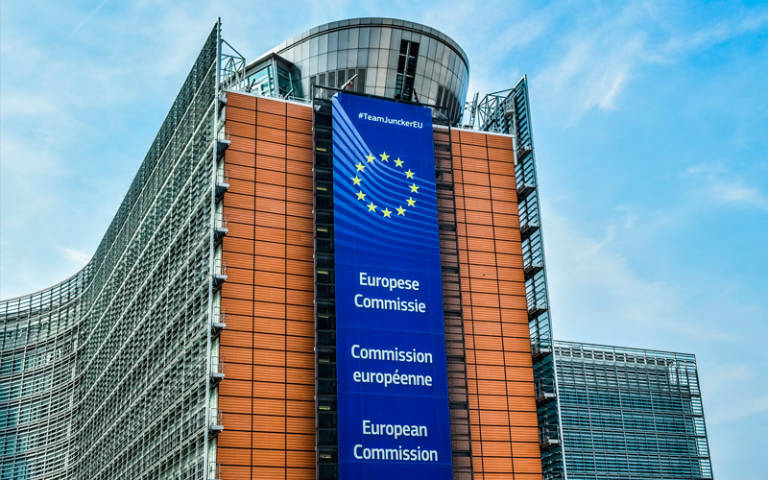 Bruselas se inclina por mantener suspendidas las reglas sobre déficit y deuda en 2022