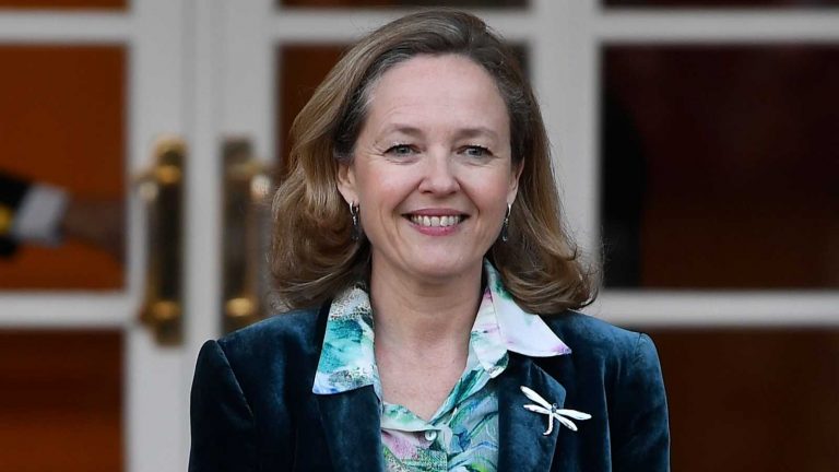 Calviño ve «urgente» acelerar el proceso de transformación y digitalización de las pymes