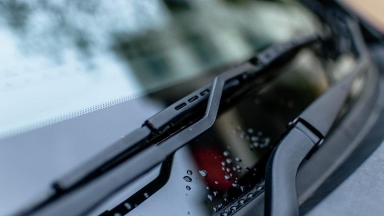 Cómo cambiar las escobillas del coche