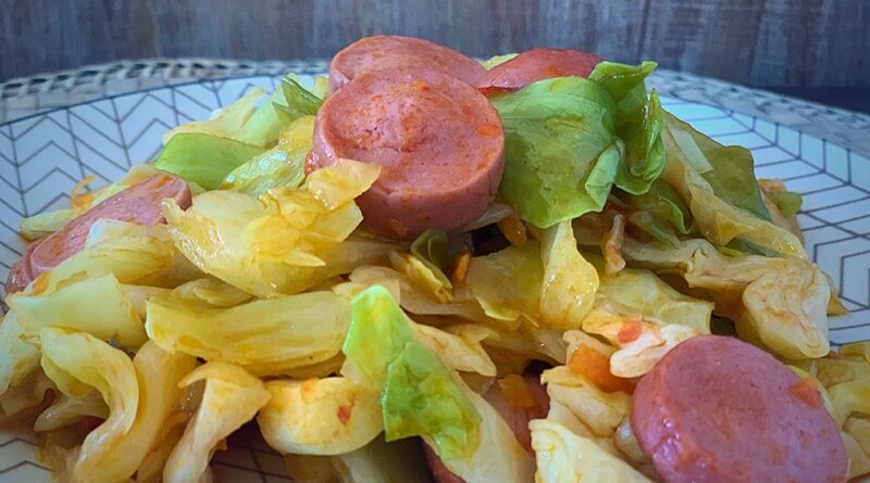 Receta De Repollo Guisado Con Salchichas Y Verduras En Una Olla De Cocción Lenta