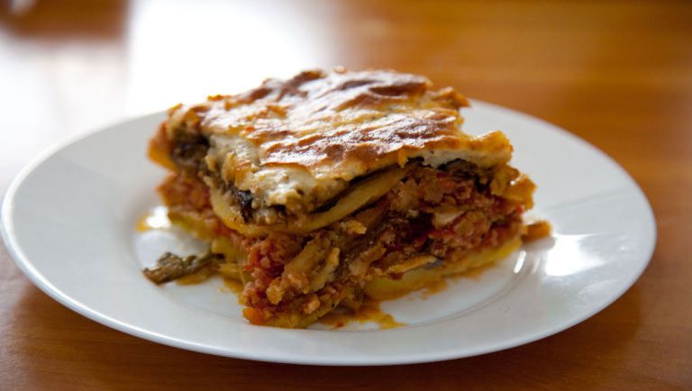 Cómo hacer una moussaka griega, el pastel de carne y berenjena más famoso del mundo