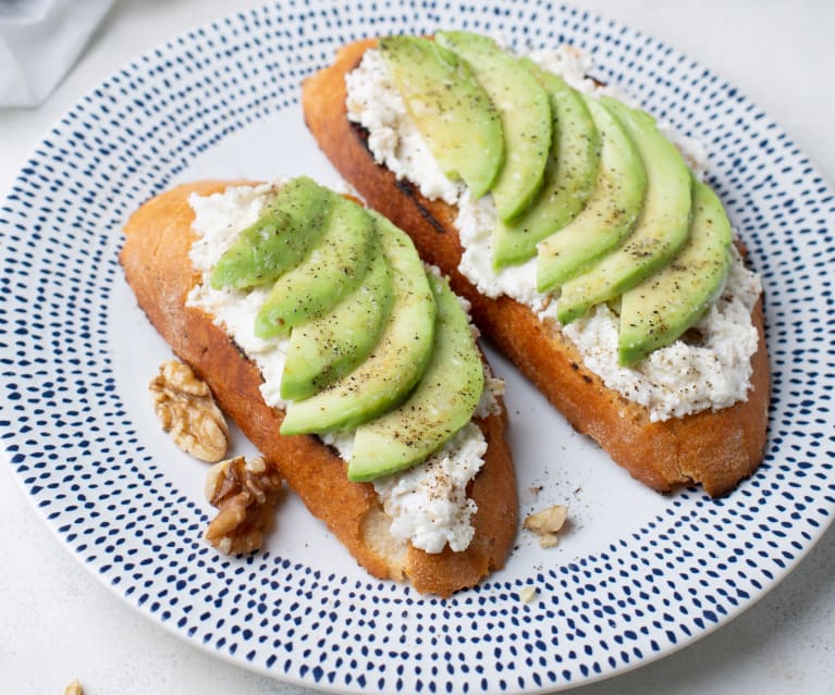 Diferentes Recetas De Pan Tostado Con Aguacate Y Otros Ingredientes Para El Desayuno