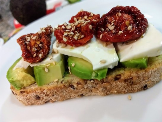 Receta 1 Tostadas Con Aguacate, Feta Y Tomate Seco