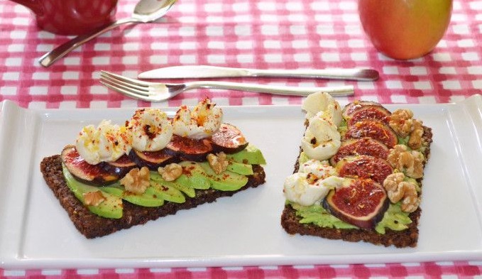 Receta 2 Tostadas Con Aguacate, Higos Y Mozzarella, Un Desayuno