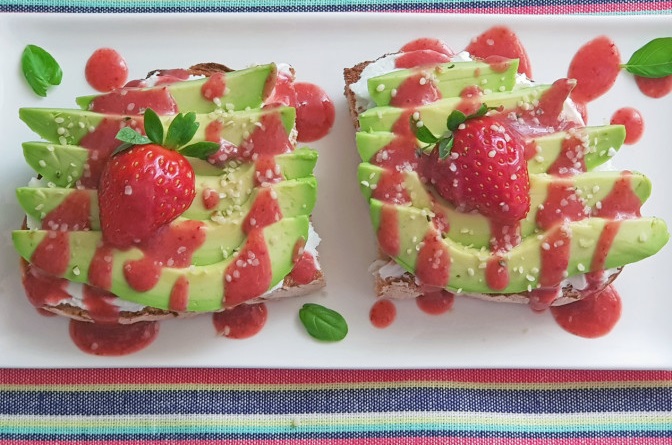 Receta 3 Tostadas Con Queso, Aguacate Y Sirope De Fresas