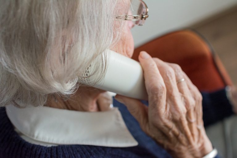 Cómo solicitar un asistente para personas mayores