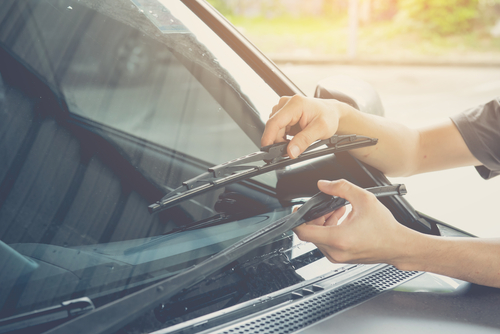 Cómo cambiar las escobillas del coche