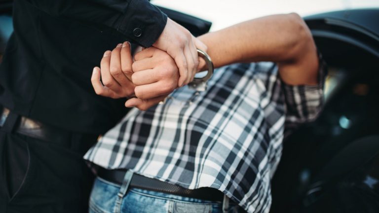 Detienen a un vigués que supuestamente golpeó repetidamente a su pareja