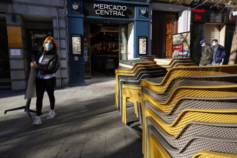 El coste laboral modera su caída al 0,1% a cierre de 2020