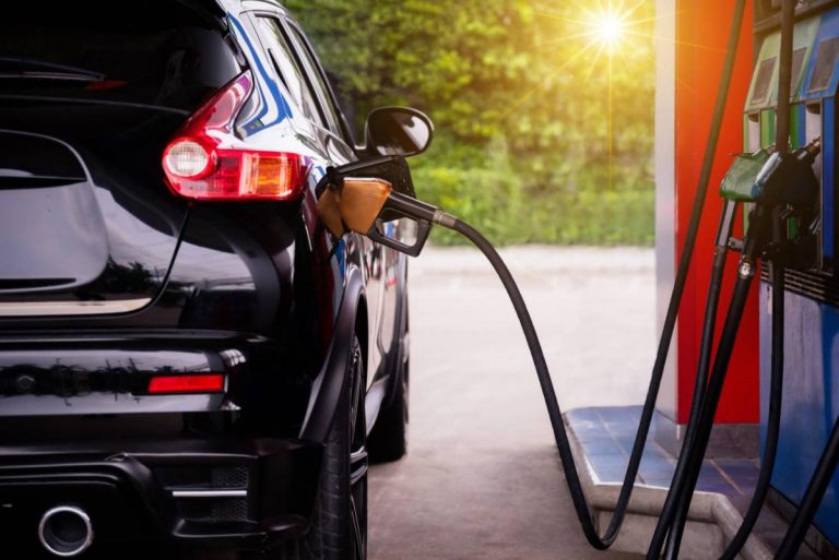 En busca del ahorro: el top 10 de las gasolineras más baratas de España