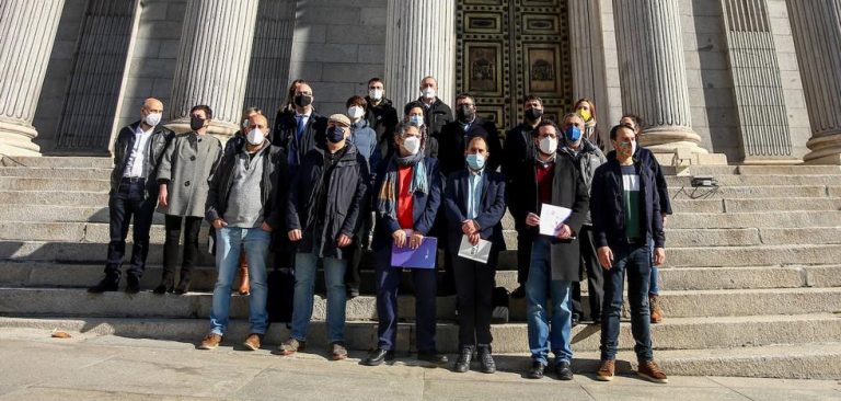 Entidades por la igualdad lingüística piden acabar con la «discriminación» del catalán o euskera