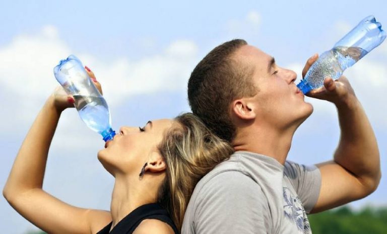Estos son los motivos por los que tienes sed todo el día y no se te calma al beber