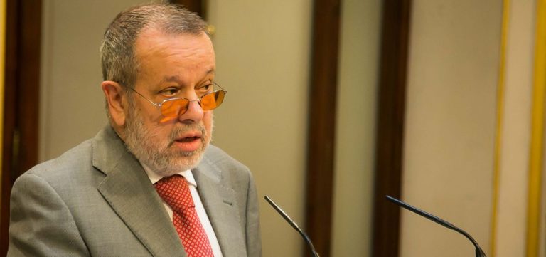 El Defensor del Pueblo pide promover traslados a la Península de migrantes en Canarias