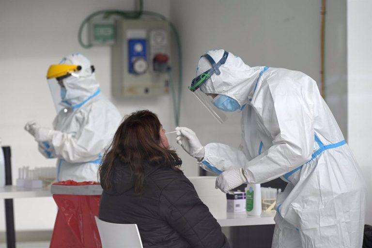 Bajan los hospitalizados hasta los 348 y los casos activos caen a 3.092 en Galicia