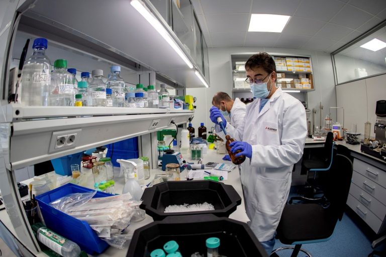 Investigadores critican las medidas «cortoplacistas» del Gobierno para la ciencia española