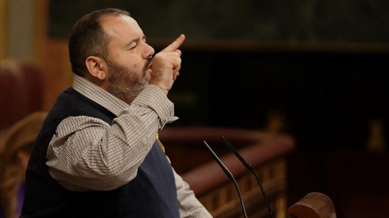 Mena (comuns) acusa a ERC de situarles en la oposición