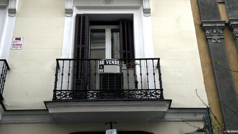 La compraventa de viviendas rompe con dos meses de ascensos tras bajar un 15,4% en enero
