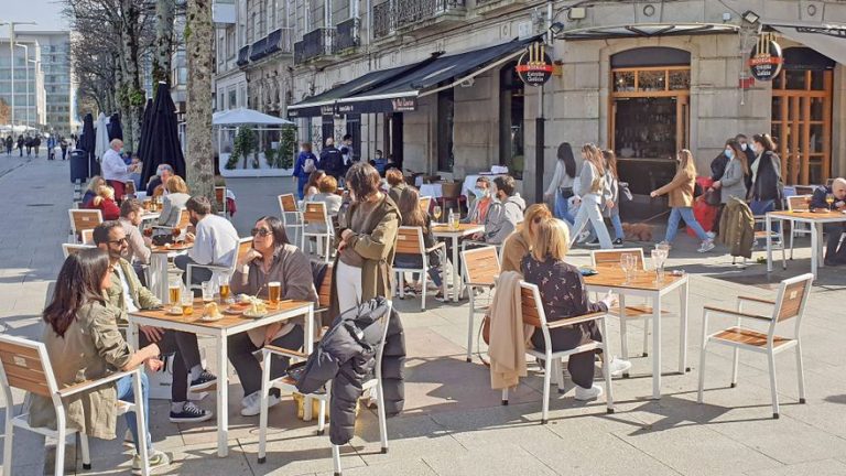 La hostelería de Galicia abrirá hasta las 21 horas desde el puente de San José