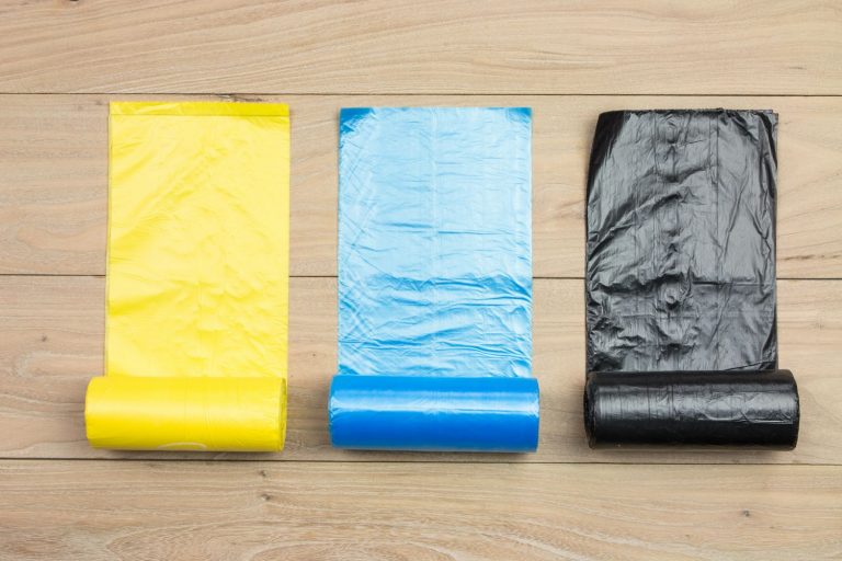 Lo llevas haciendo mal toda la vida: la forma en que deberías colocar una bolsa de basura