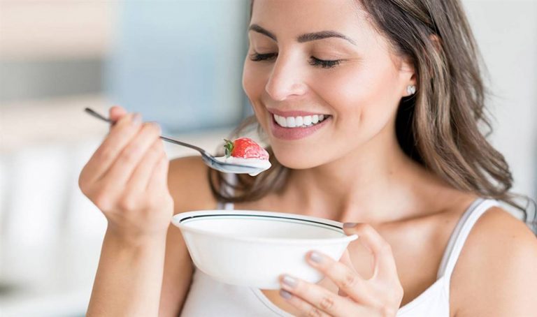 Los motivos por los que deberías desayunar siempre antes de las 8:30