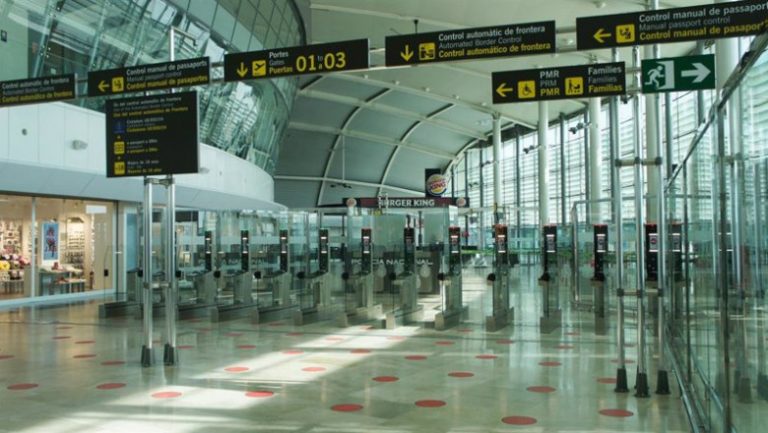 Los usuarios de avión se desploman un 73,9% en enero