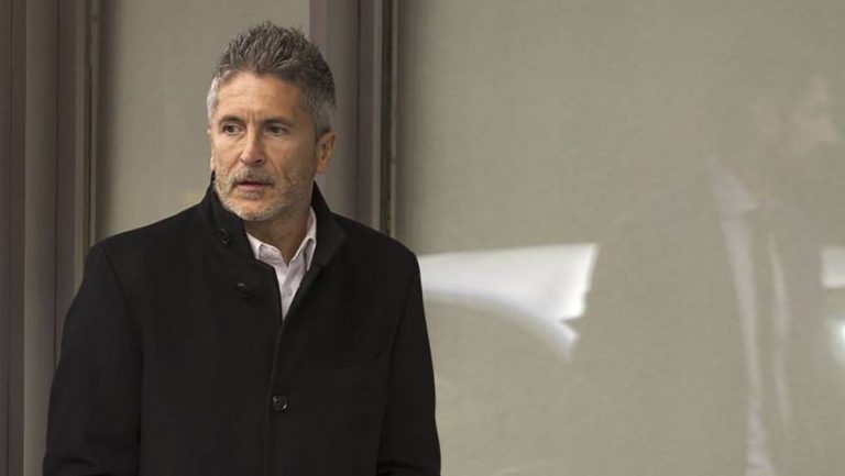 Marlaska censura las «insidias» de Vox tras reprocharle cesar a «hombres de honor»