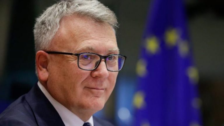 Bruselas insta a garantizar el acceso «gratuito» a educación, sanidad y alimentos a menores