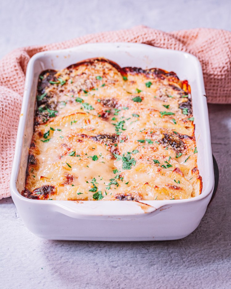 Patatas Gratinadas Con Queso Como Guarnición Y Acompañante