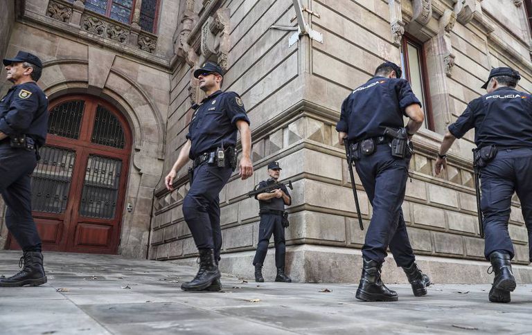Policías y guardias civiles piden explicaciones por la baja vacunación en Cataluña
