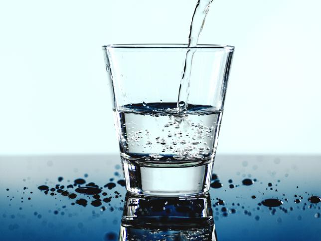 Por qué deberías tomar agua con el estómago vacío